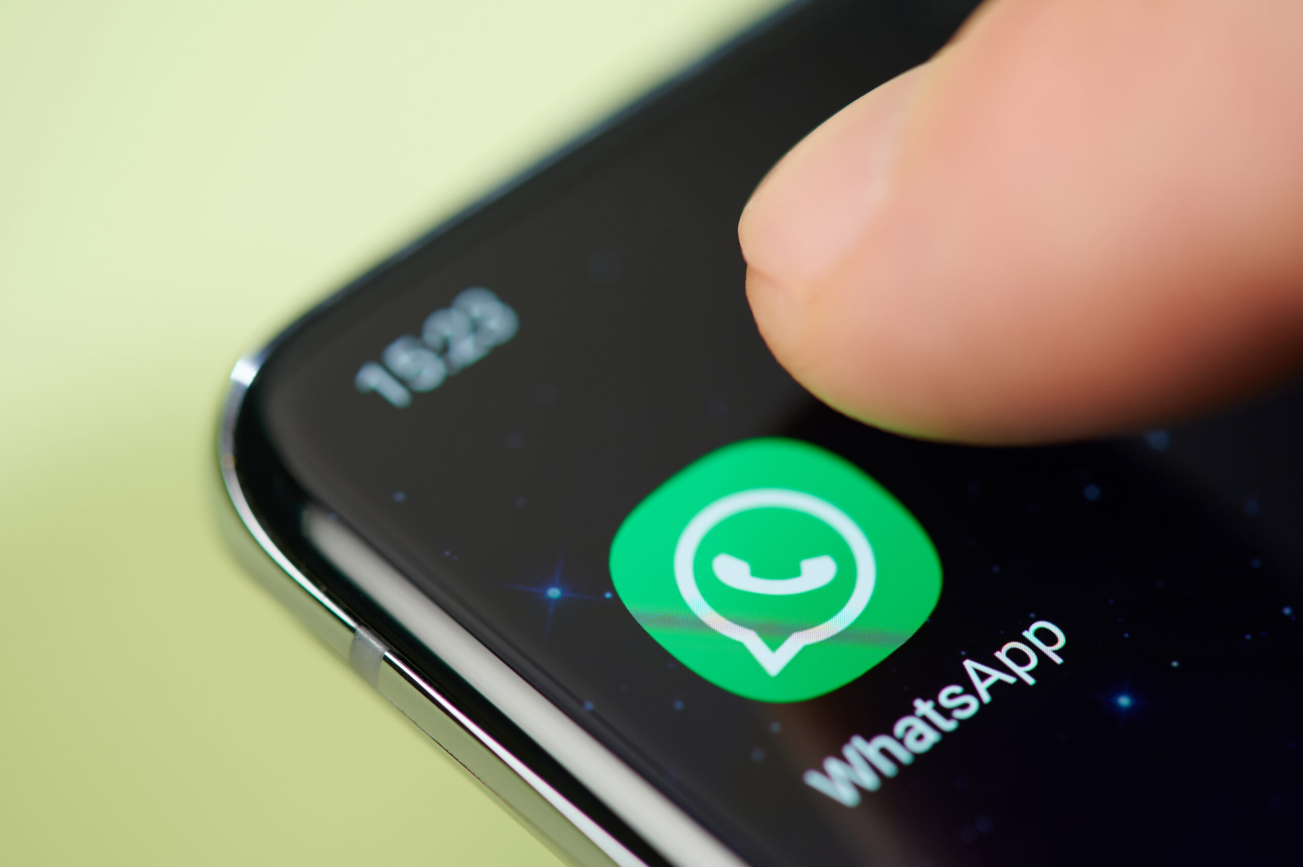 whatsapp icono pantalla dedo