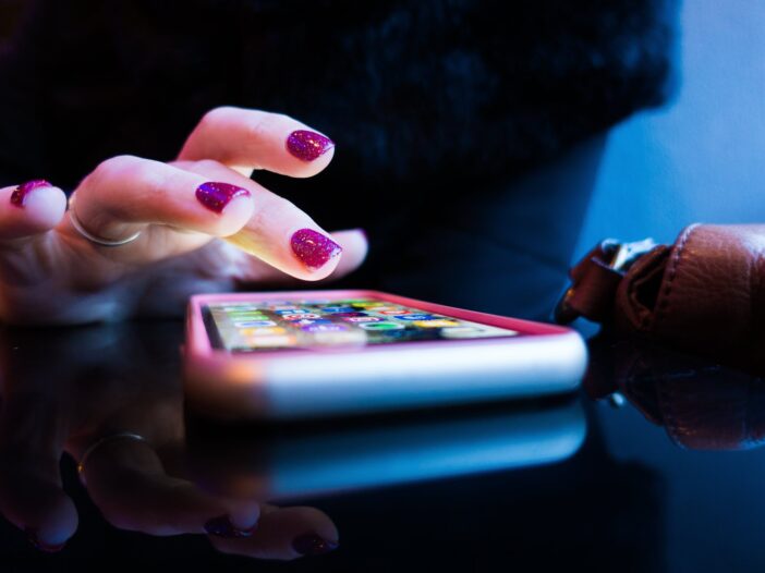 Persona tocando el teléfono