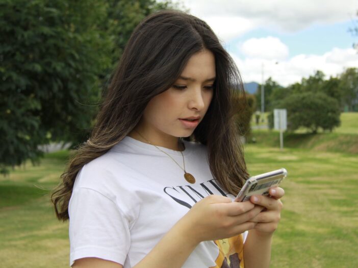Persona teniendo un teléfono